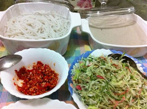Saya masih menggunakan resepi yang sama kerana kuah ini memang menjadi seperti kuah laksam kelantan mengikut tekak kelantan cara menghidang: Masak ringkas-ringkas je...: Laksa Lemak aka Laksa Kelantan