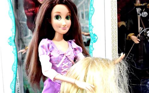 In this video i will show you how to dye your barbie doll's hair temporarily with hair chalk. How to Dye Doll Hair | Doll hair, Barbie hair, Doll wigs