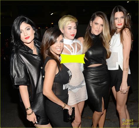 Kendall And Kylie Jenner Pose With Miley Cyrus At Iheartradio Festival Photo 600478 Photo