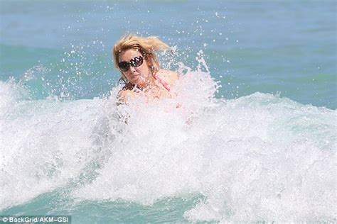 Mel Greig Gets Smashed By Huge Wave During Beach Holiday In Hawaii Daily Mail Online