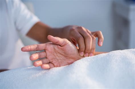 Premium Photo Physiotherapist Giving Hand Massage To A Woman