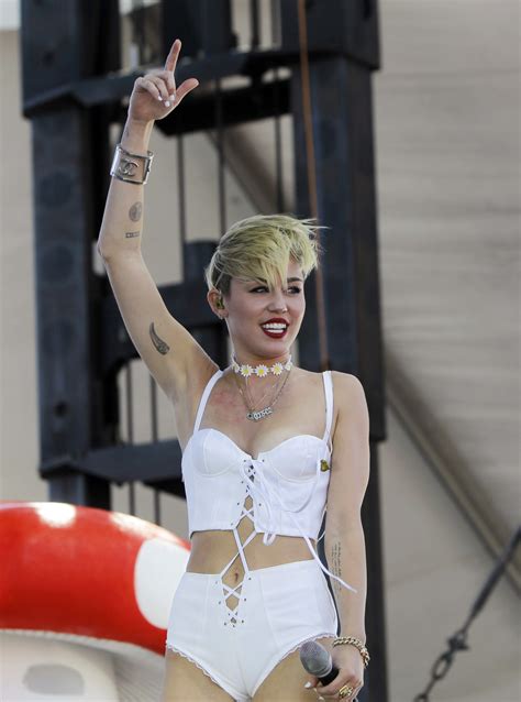 Miley Cyrus Naked On Cover Of Rolling Stone Realizes Shes Not