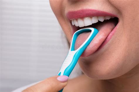 mujer que limpia su lengua con el limpiador foto de archivo imagen de cara higiénico 147826794