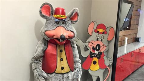 Workers Reveal What Its Really Like To Work At Chuck E Cheeses