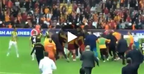 Galatasaray vs Fenerbahce Lénorme bagarre générale entre les joueurs