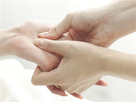 The Benefits Of A Hand Massage And How To Give It