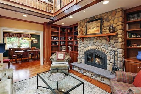 Because of the natural wood appearance of mission furniture, you can easily customize your décor to complement your furniture and room. 28 Great Craftsman Living Room and Family Room Design Ideas