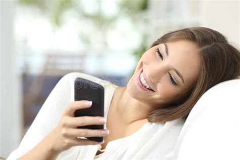 meisje het texting op een mobiele telefoon thuis stock afbeelding afbeelding bestaande uit