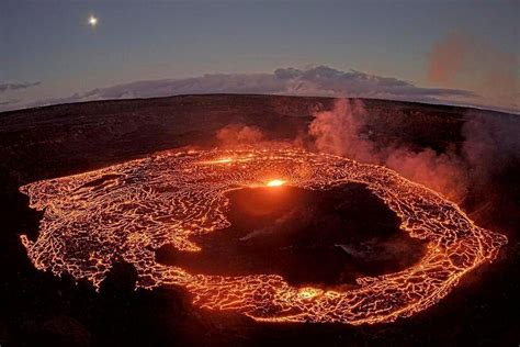 Hawaiis Kilauea Volcano Erupts Again Summit Crater Glows The Globe