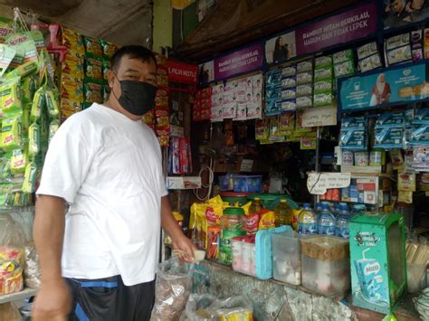 Pedagang Di Pasar Tradisional Jombang Keluhkan Harga Minyak Goreng Rp