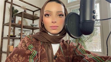 Noor Tagouri﻿ Hijab Wearing Journalist And Podcast Host On Workplace