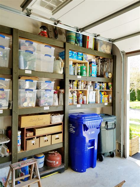 Most garages have some form of wall organization panel or system. 12 Organizing Tips and Ideas for Your Garage Shelves - Remodelando la Casa