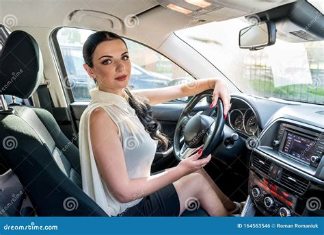Mujer Posando Dentro Del Auto Sentado En El Asiento Del Conductor Foto De Archivo Imagen De