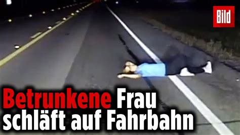 Betrunkene Frau Schl Ft Nachts Auf Fahrbahn Und Wird Verhaftet Youtube