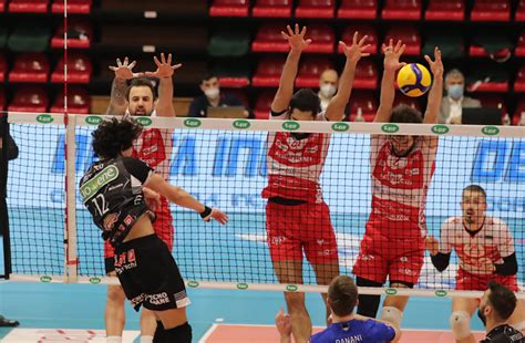 Menu home news mercato superlega altre serie a1f a2 mef beach volley azzurre azzurri grandi eventi nazionaliunder sitting volley estero video foto contatti. Superlega maschile: Padova-Piacenza | Volley News