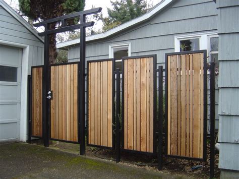 keamanan rumah terjaga   desain pintu pagar