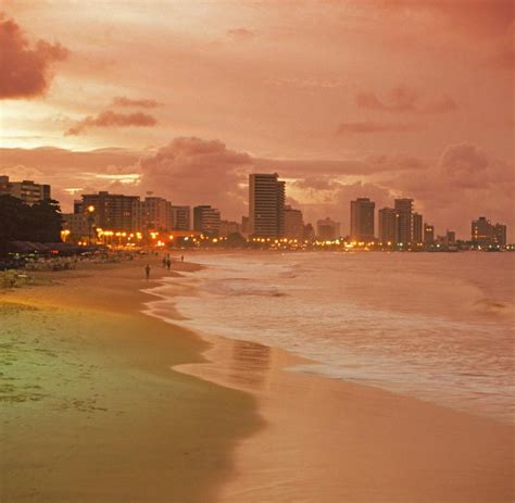In rio de janeiro herrscht trotz pandemie derzeit dichtes gedränge am strand. Brasilien: Gegen die Fischer haben Spekulanten keine ...