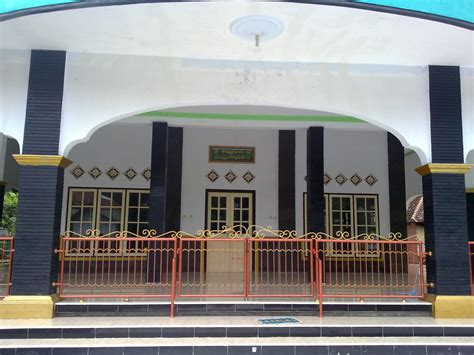Batu alam adalah batu yang sering digunakan untuk menghias bangunan, contohnya seperti batu alam untuk dinding rumah, teras, kamar mandi, taman, pagar, pilar, lantai, dll. harga batu: batu alam