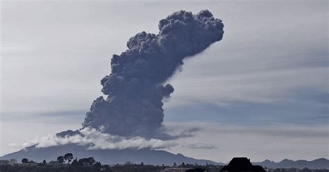 Chiles Calbuco Volcano Erupts