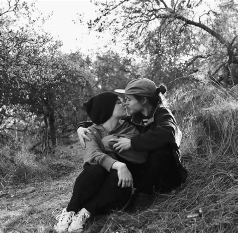 Emma shared public support for elliot on social media but has since deleted her instagram shortly after juno and umbrella academy star elliot page publicly came out as transgender , his spouse of nearly three years, emma portner. I segreti delle star: Elliot Page e Emma Portner