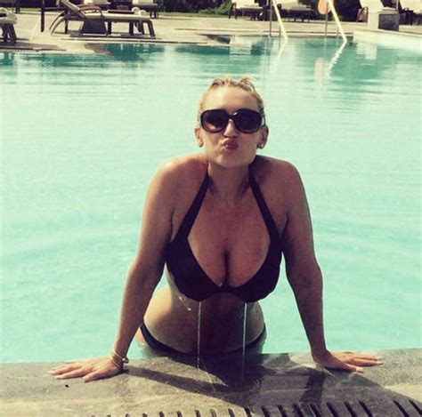 Coronation Streets Catherine Tyldesley Puts On Very Busty Display In