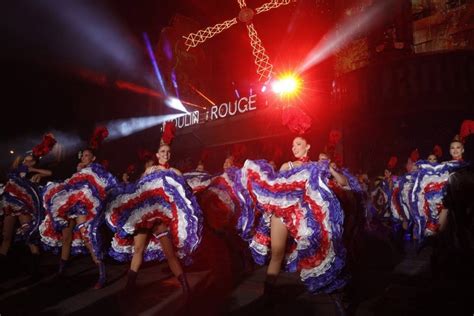 Moulin Rouge Celebra Sus 130 Años Con El Espectáculo Can Can En La Calle Metro