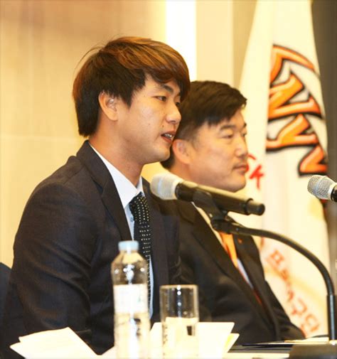 엠스플뉴스 김광현(33·세인트루이스 카디널스)의 등판 일정이 하루 뒤로. SK 김광현 '200만 달러'에 주춤? 류현진 10분의 1