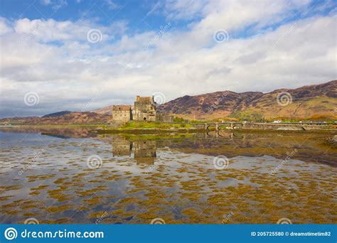 El Castillo De Donan Eilean Es Un Lugar Muy Popular En Scotland Foto De