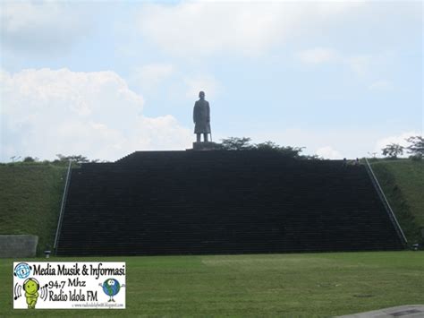 Pacitan merupakan salah satu kota di jawa timur yang memiliki saat berkunjung ke monumen jendral sudirman, anda akan melewati 8 gerbang yang artinya pada tahun merintis listrik masuk desa di pakis dan sekitar s/d kecamatan nawangan. Arti Dan Foto Tangga Naik Ke Patung Monumen Jendral Sudirman