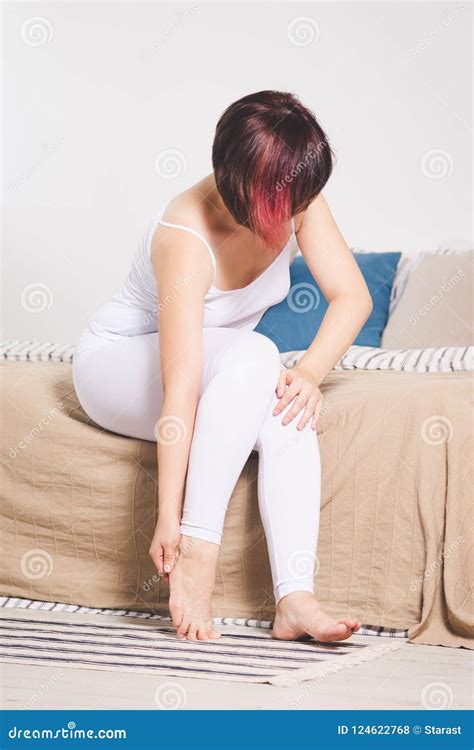 Het Vrouwen S Been Kwetst Pijn In De Hiel Massage Van Vrouwelijke Voeten Stock Foto Image