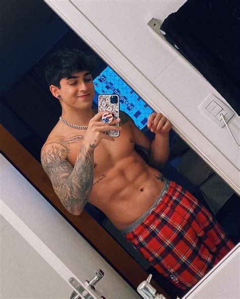 Henriquelima Instagram Tv Mirror Selfie