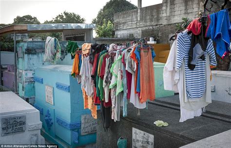 The Shanty Town Created In A Philippine Cemetery Thats Home To 6000 People Daily Mail Online