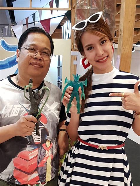 ยืนจรดเส้น ทอยออกไป ของใครคาบเส้น หรือใกล้เส้นที่สุด ก็ชนะ ได้เลือก แตะ หรือ แจะ หรือ เตี๊ยม (ปา) ให้โดนตัวอื่น ถัดๆ ลงไป (point & shoot. ย้อนวันวาน ตุ๊กตุ่นทอยเส้น (ตอนที่ 4) - Satawatsiam