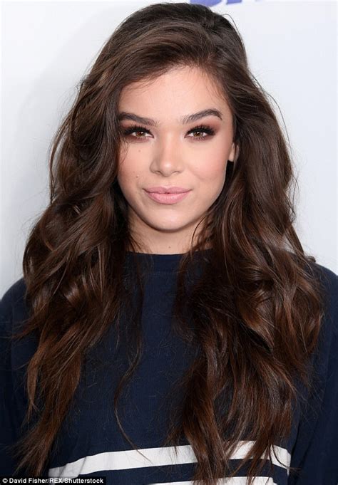 Hailee Steinfeld Dresses Down At Capitals Summertime Ball Daily Mail