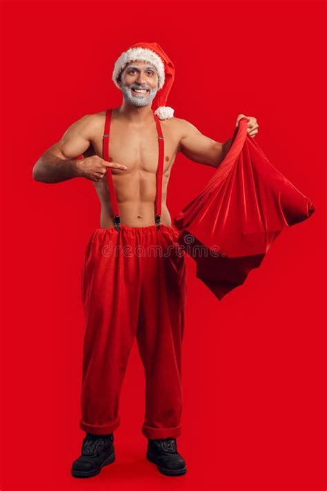 Estilo Libre De Navidad El Joven Santa Claus Se Desnuda Con El Cuerpo Superior Muscular En
