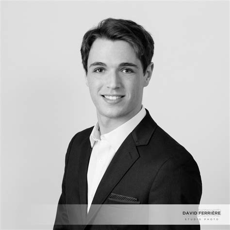 Femme posant pour une photo. Studio Photographe Rennes Portrait Mariage Entreprise ...