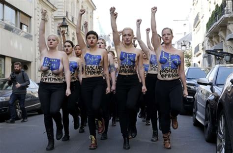 Femen Frauen zeigen blanke Brüste