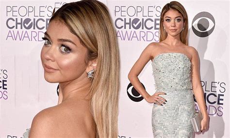 Sarah Hyland Shows Off Her Blonde Hair At Peoples Choice Awards Brunette To Blonde Blonde