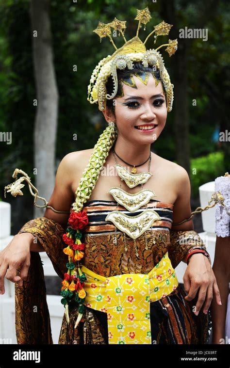 Indonesia Traditional Clothes