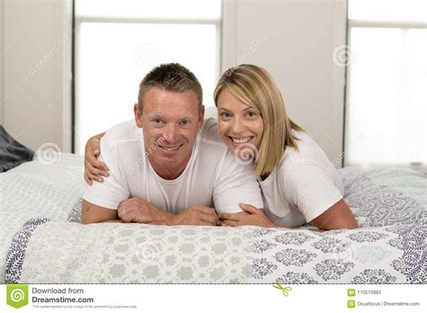 Mooi En Stralend Paar Die Het Gelukkige Stellende Zoete Liggen Op Bed
