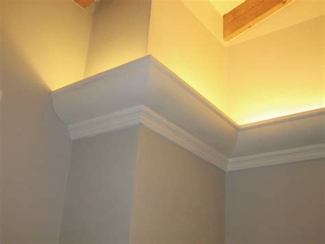 I prezzi sono da intendersi iva esclusa. Cornice in gesso a lumiera posizionata su soffitto con ...