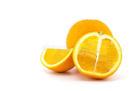Fruit Orange Coupé En Tranches Avec Des Lames Disolement Sur Le Blanc