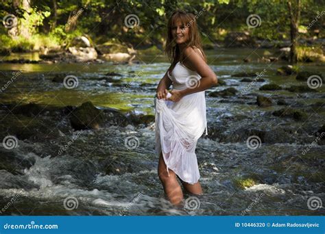 Signora Bagnata Walking Cross River Fotografia Stock Immagine Di Foresta Vestito