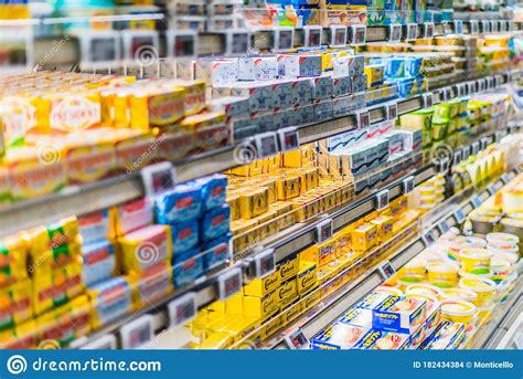 Productos Alimenticios Puestos A La Venta En Una Nevera Comercial