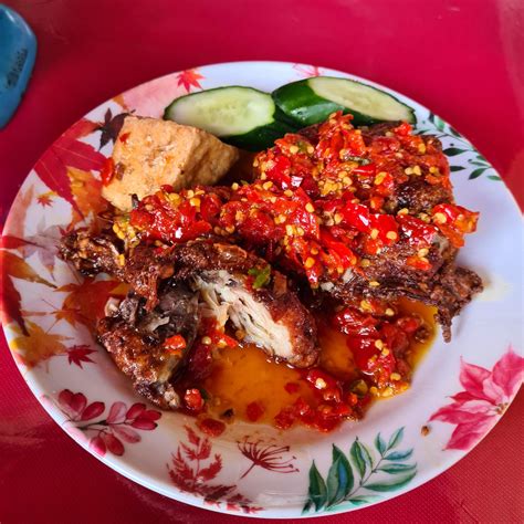 A hidden gem in Klang Valley. Pedas Mak Kau Hijau 10/10. Chicken: Panas