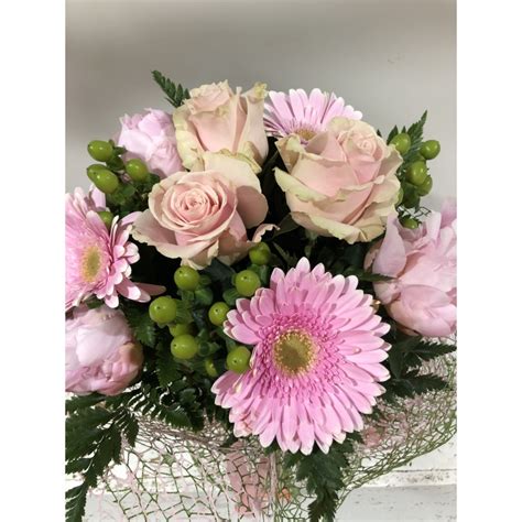 Scegli uno dei nostri fiori giganti per il tuo negozio, realizziamo anche. MAZZO DI FIORI CON GERBERE, ROSE E PEONIE - Eshop Bardin ...