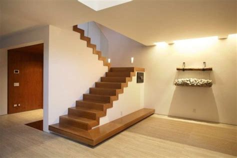 Vista interior de escaleras modernas vacías con barandillas de vidrio y elegante lámpara de araña. Escaleras modernas de interior 120 imágenes e ideas de ...