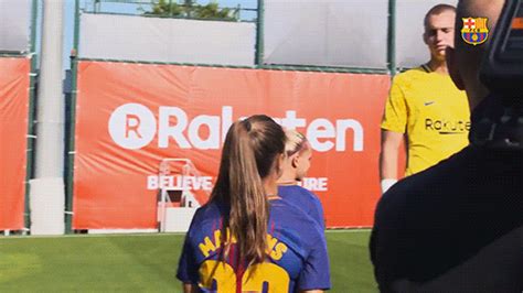 [behind the scenes] official fc barcelona photo with the women s team for the second consecutive