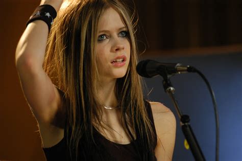 Download Cute Rebel Avril Lavigne Wallpaper