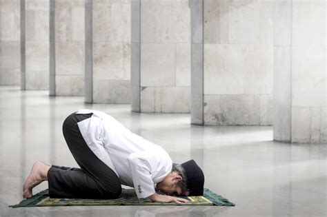 Un Homme Musulman Prie Ou Salat Sur Un Tapis De Prière à La Maison